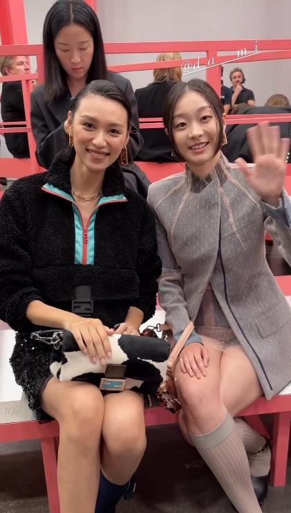 王丹妮到當地睇騷,與韓國演員金多美同坐第一行。