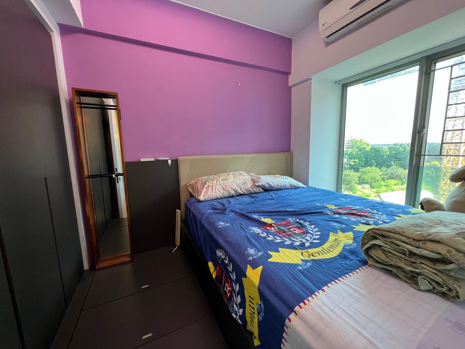 主人房面積頗大,設有地台,景觀望翠綠開揚山景。