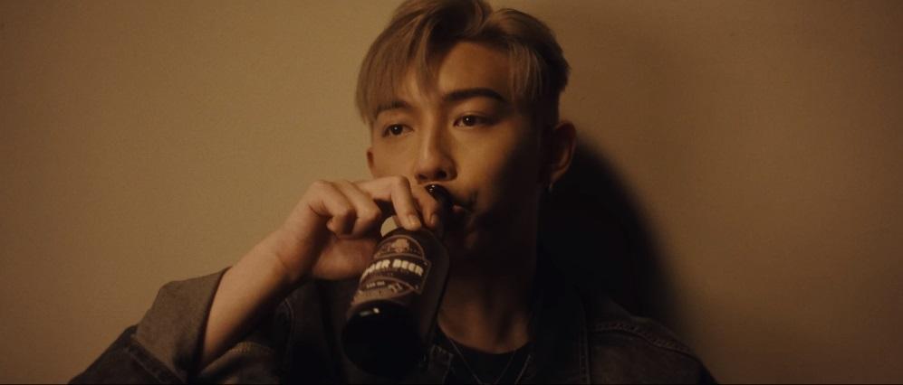 《自我安慰》MV今日上架。