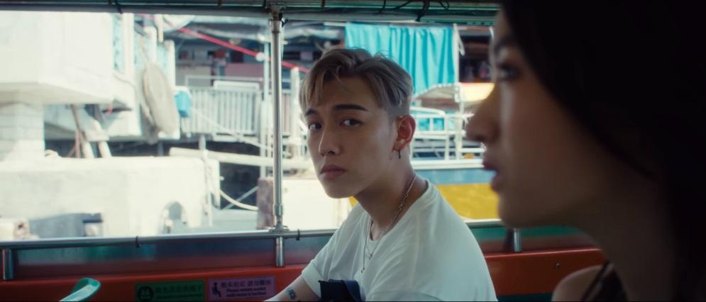 《自我安慰》的MV亦有到大澳進行拍攝。