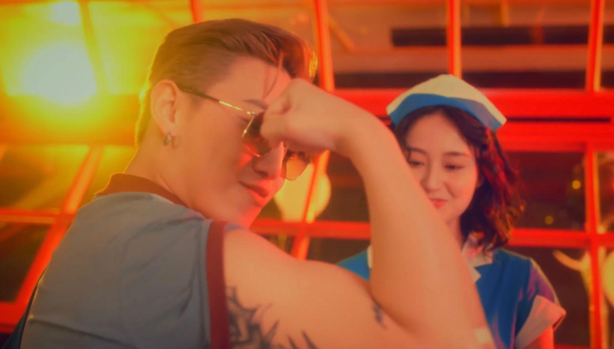 MC被發現是用手托出老鼠仔。