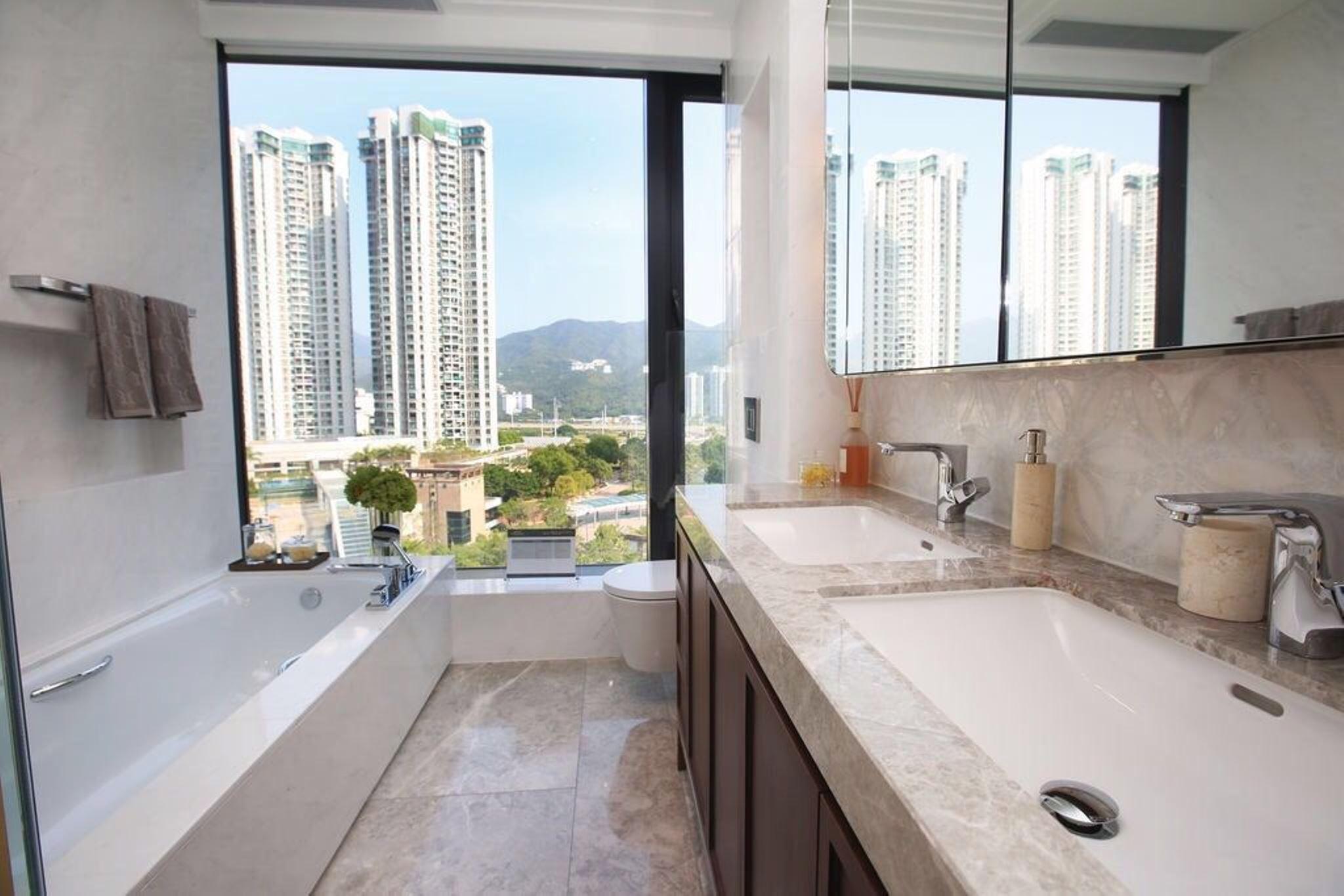 主人套房浴室十分闊大,設落地大玻璃窗,景觀是超開揚山景和馬場景,令沐浴更顯享受舒適。