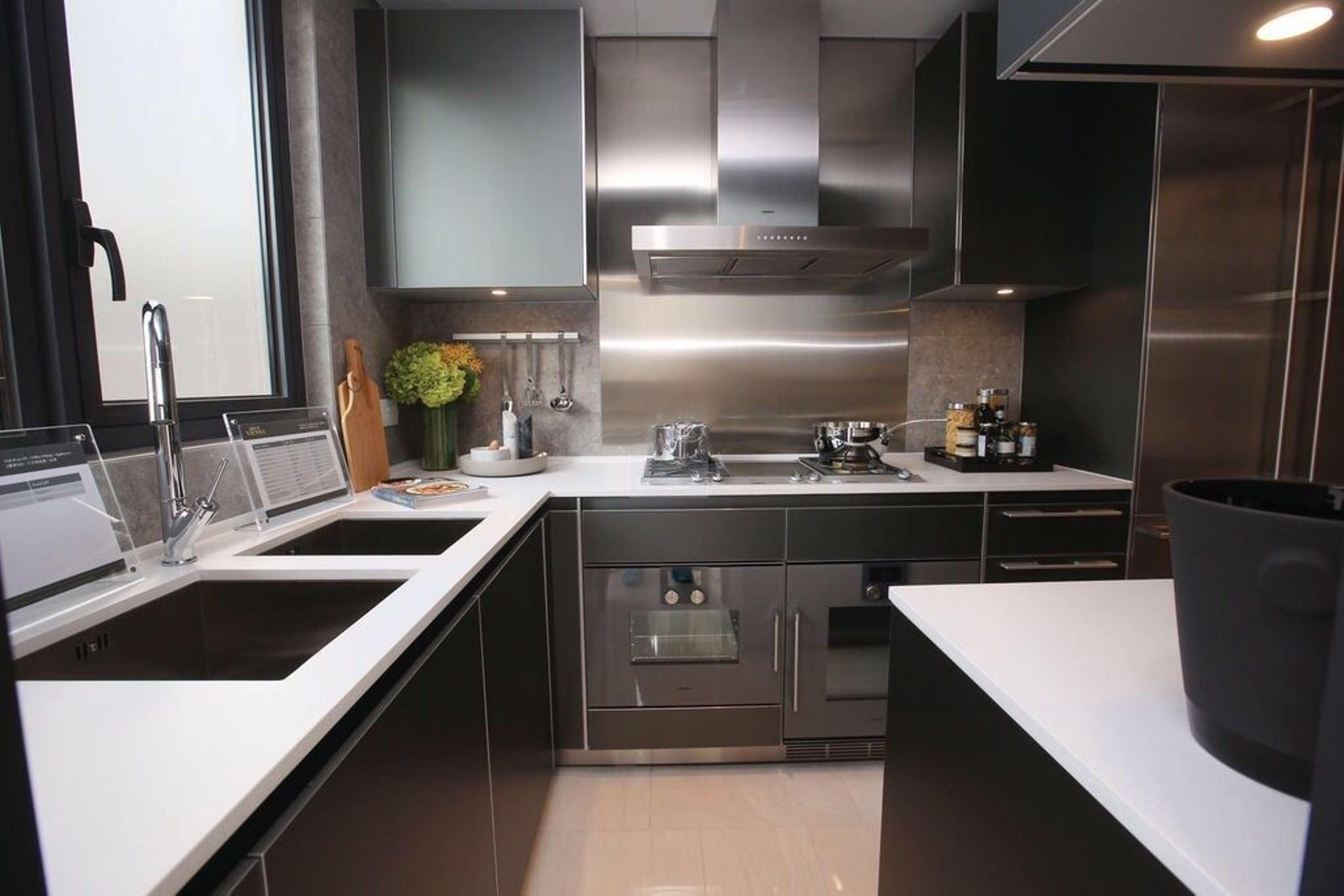 廚房設備新淨齊全,附有工人套房及後門。