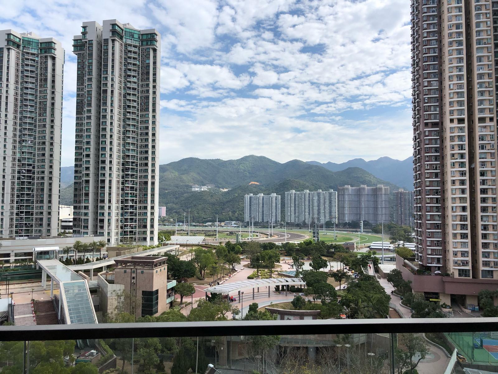 單位景觀以馬場景、山景、市景和遠樓景為主,是單位賣點之一。