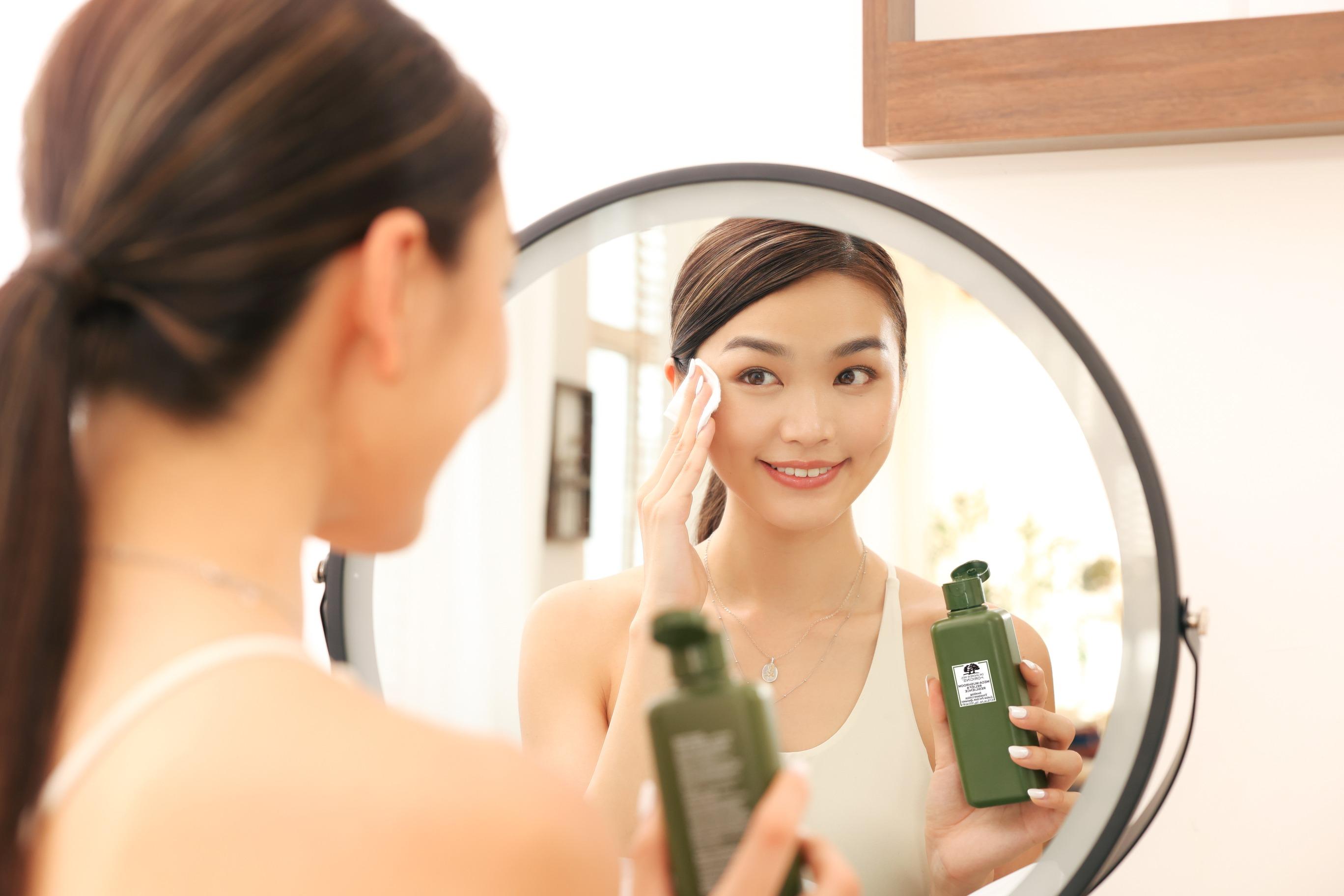 新升級靈芝輕精華水質地輕盈,可作爽膚水使用。