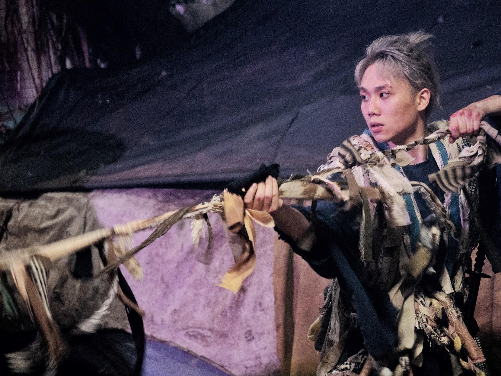 CY以武士裝束為出道作《神經刀》拍MV。