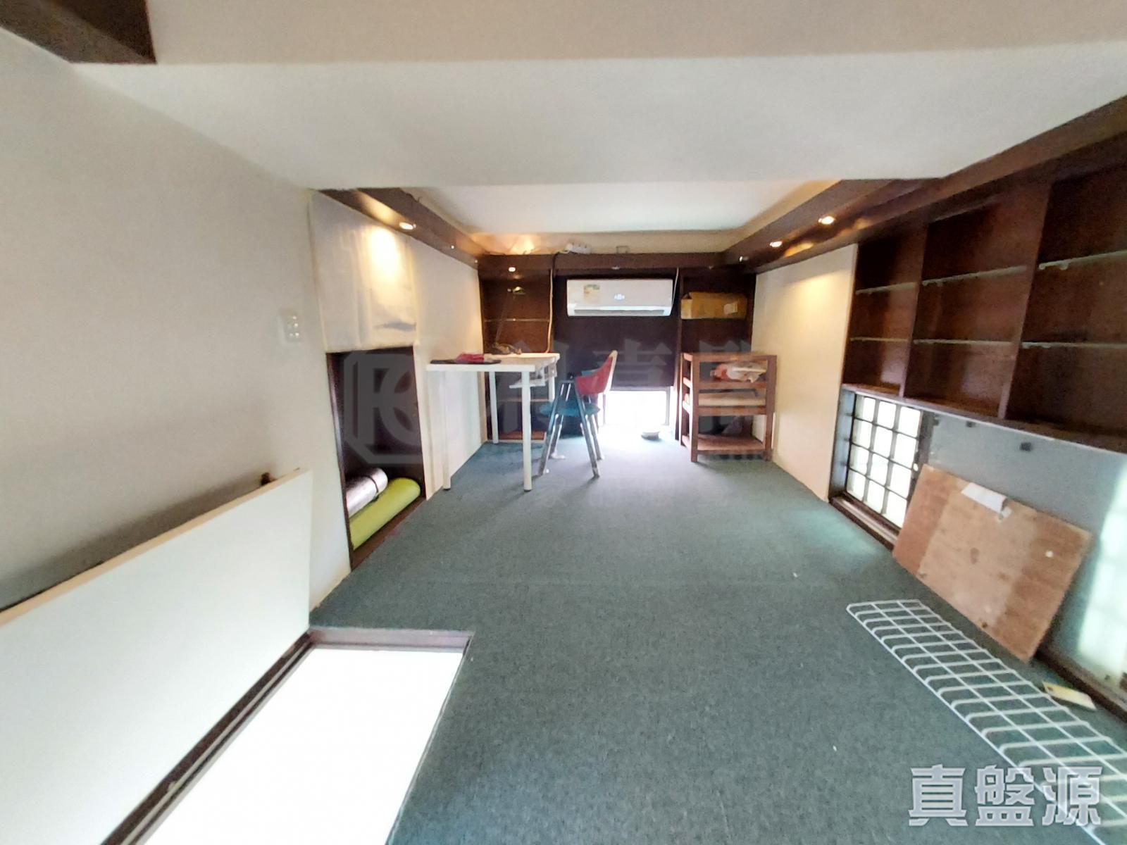 閣樓裝修猶如工作室,美觀實用。(代理提供相片)