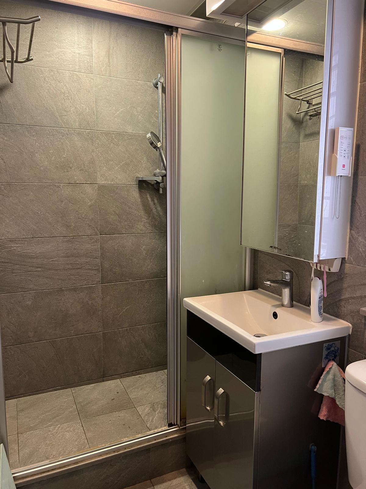 浴室裝修新淨雅緻,屬明廁設計。