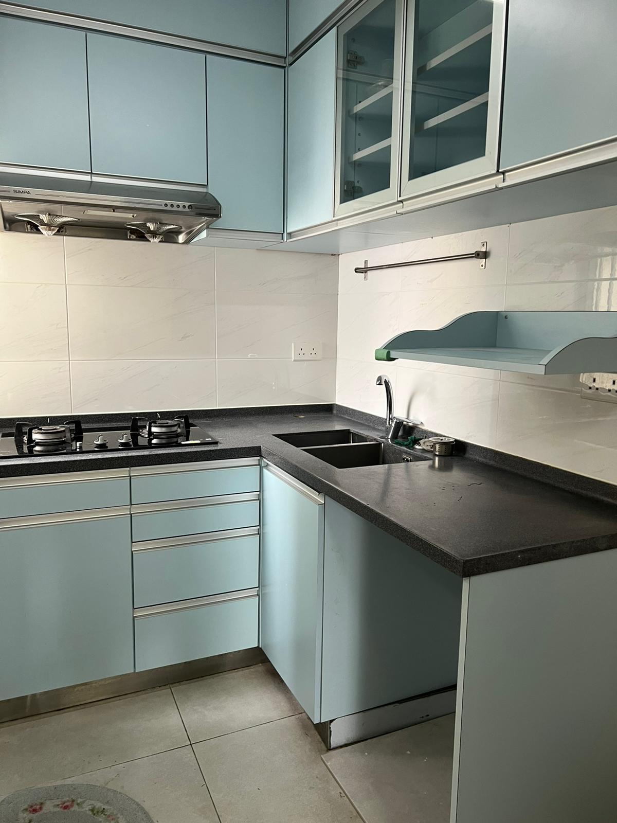 廚房設有組合廚櫃,收納空間多,美觀新淨。