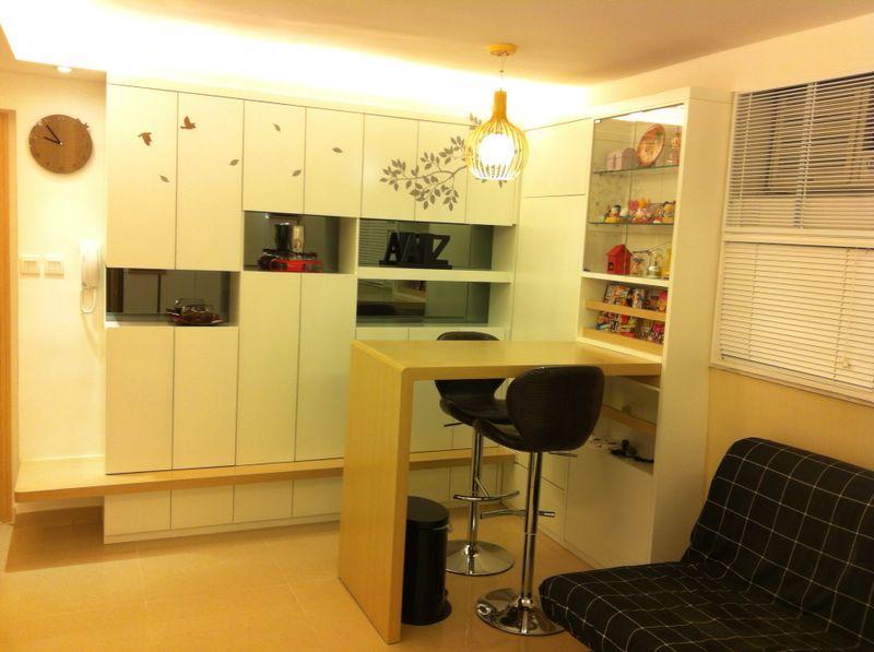 大廳設有不少大型置頂梗櫃,並設二手高身餐枱椅,收納空間足之餘亦慳位。(代理提供相片)