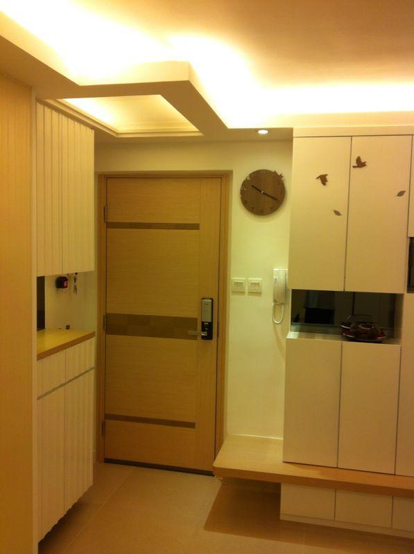 單位大廳裝有假天花和燈槽,玄關更設有一個小座位,方便出門時穿著鞋履。(代理提供相片)