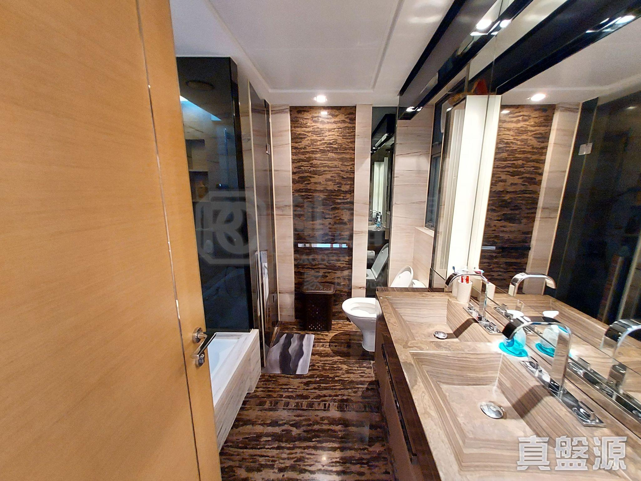 浴室裝修華麗,設雙洗手盆。(代理提供相片)