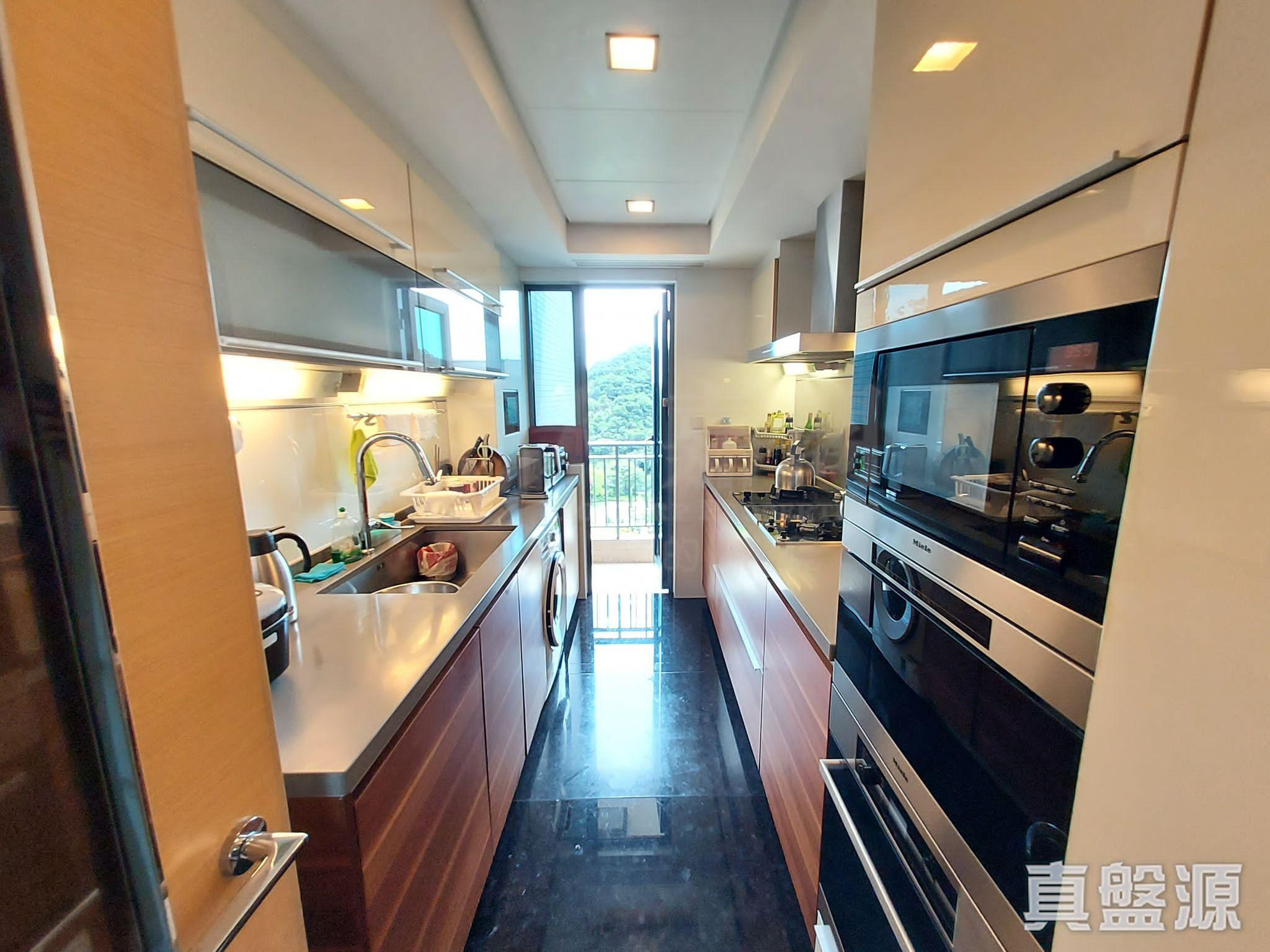 長而大的廚房,外接工作平台,並面向開揚山景。(代理提供相片)