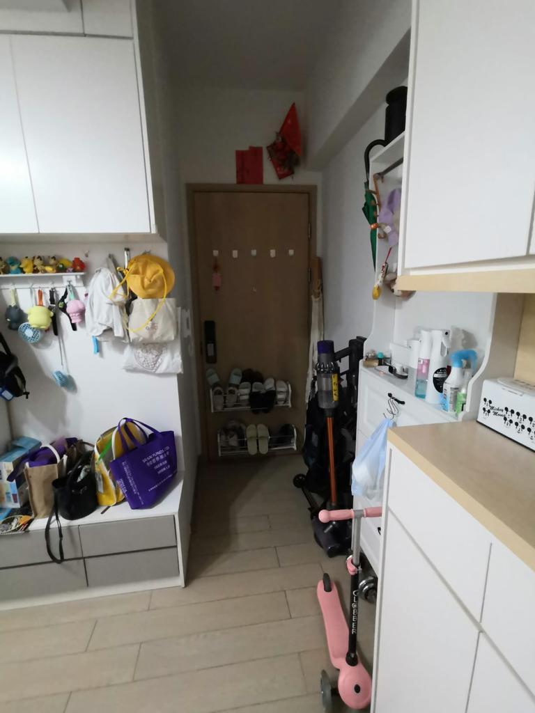 大門設有小小玄關位,方便擺放鞋履等常用出門物品。