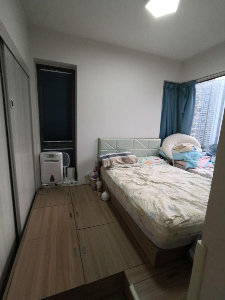 主人房設有地台及大衣櫃,新淨又實用。