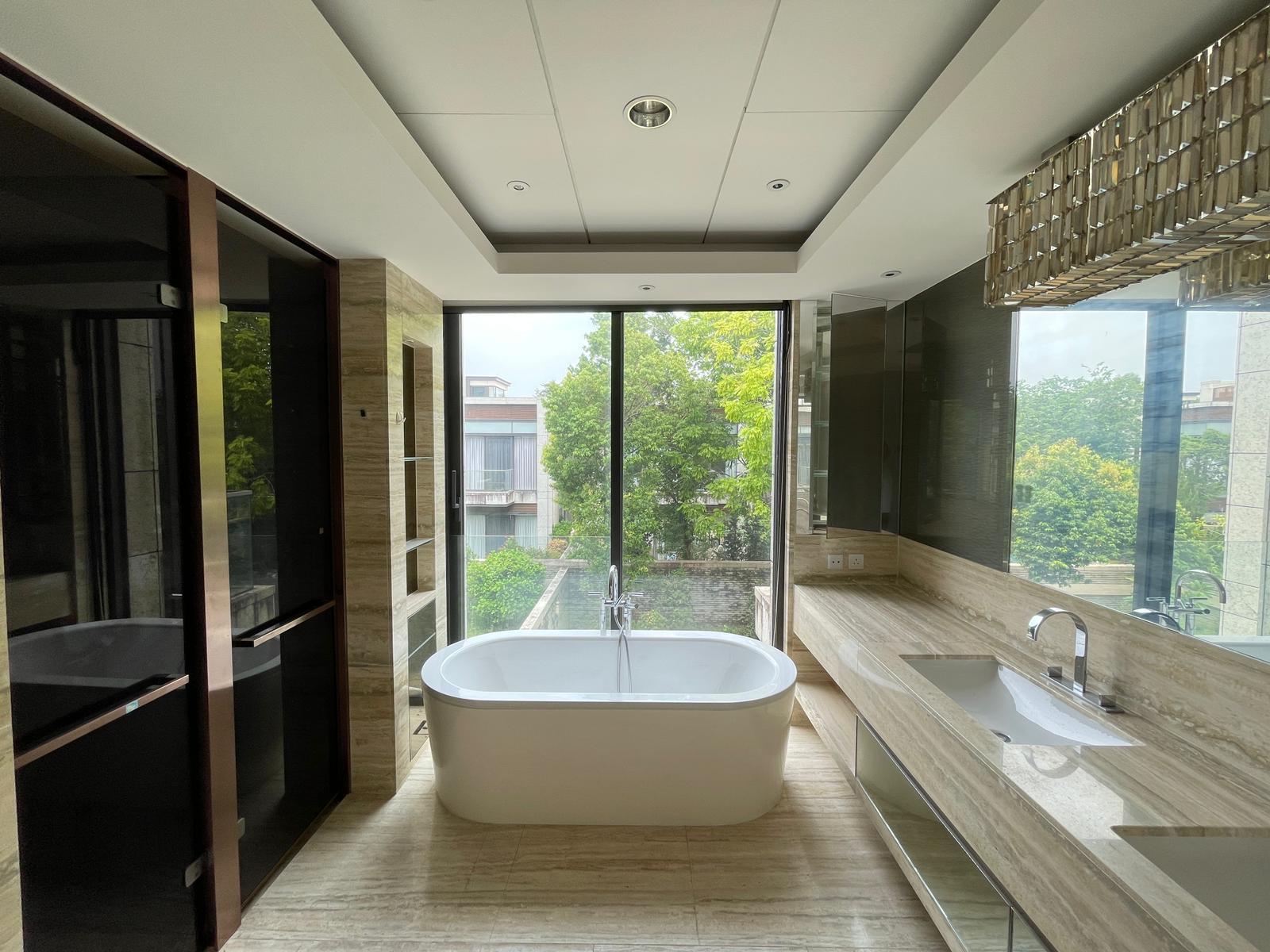 闊大的浴室,採落地大玻璃窗設計。(代理提供相片)