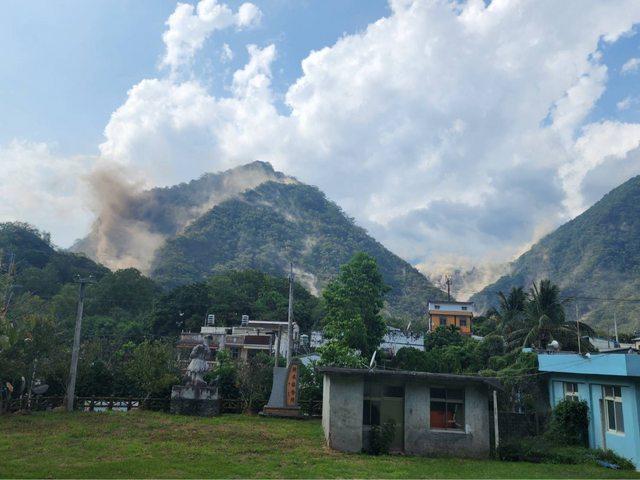 台東、花蓮山區地震後落山、山崩,現場沙石彌漫。(互聯網)