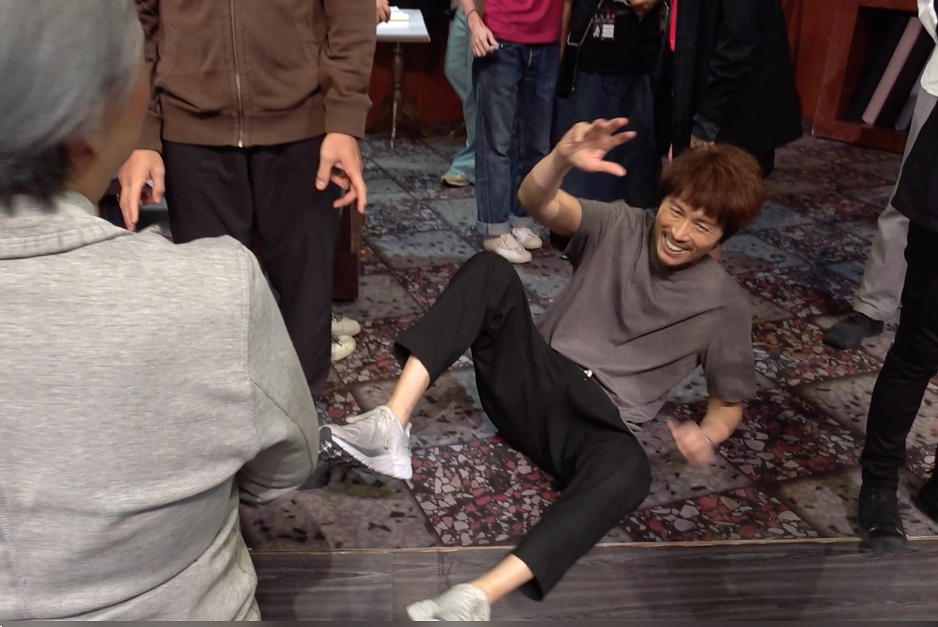 子華在開場前倒地扮暈,笑言發夢以為是頭場演出,驚到暈低。