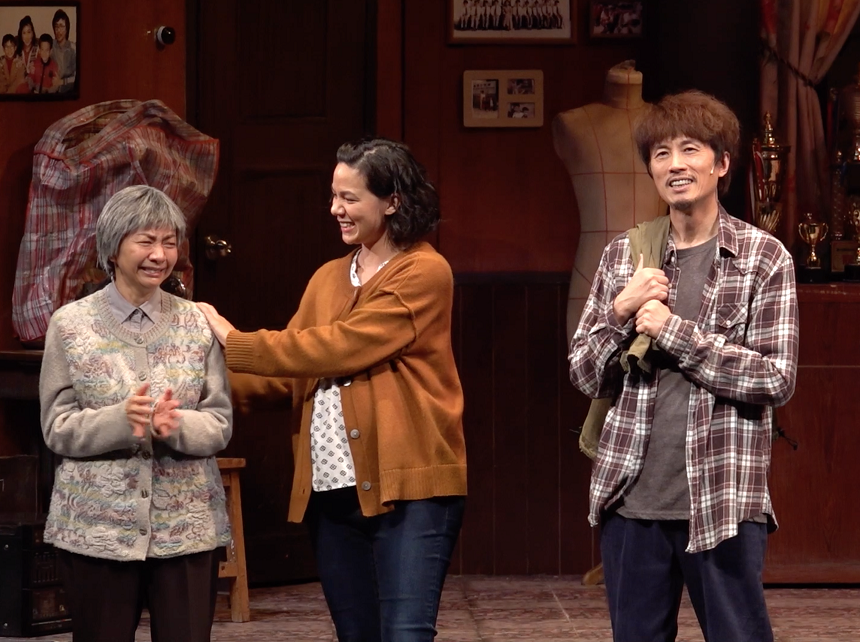 子華對每一位演員深表敬重,區嘉雯(左一)激動落淚。