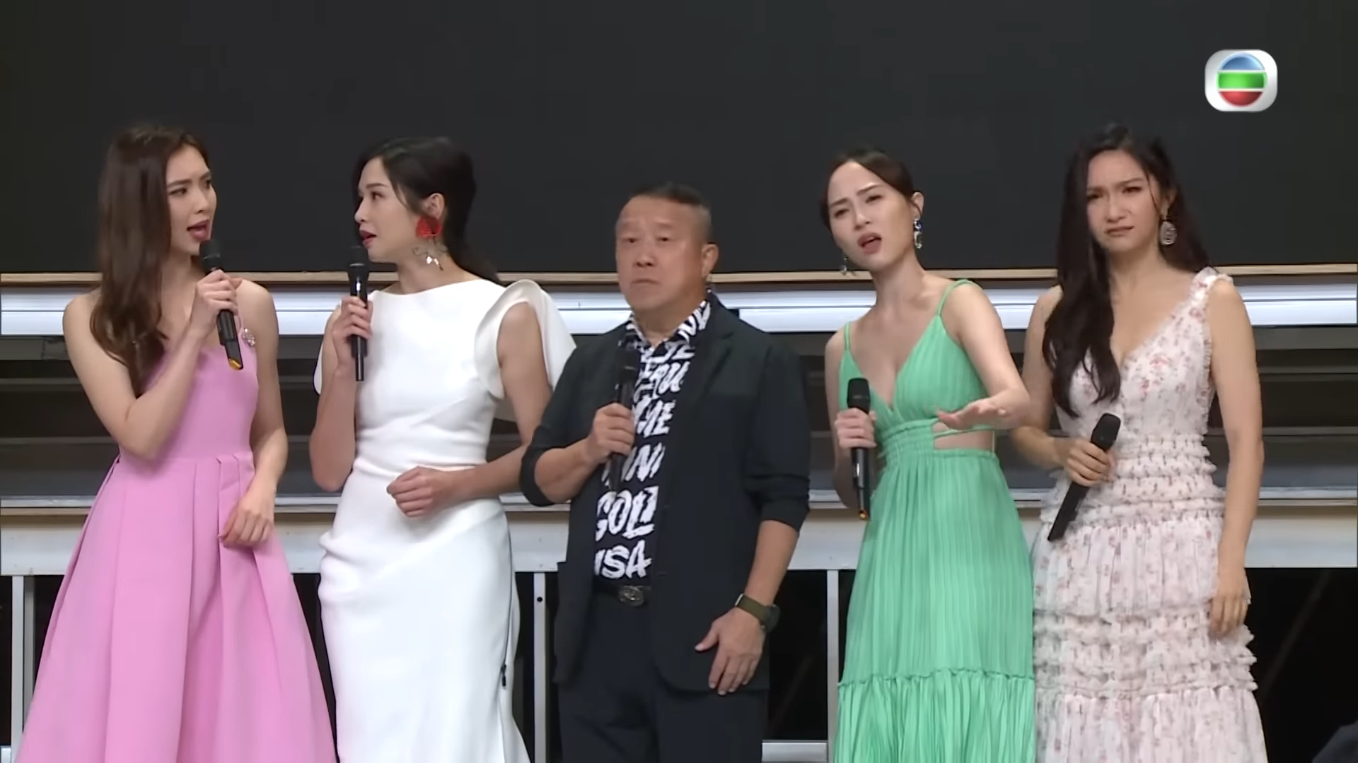 志偉聯同麥美恩、邵初、梁凱晴及關楓馨拍攝港姐特輯。