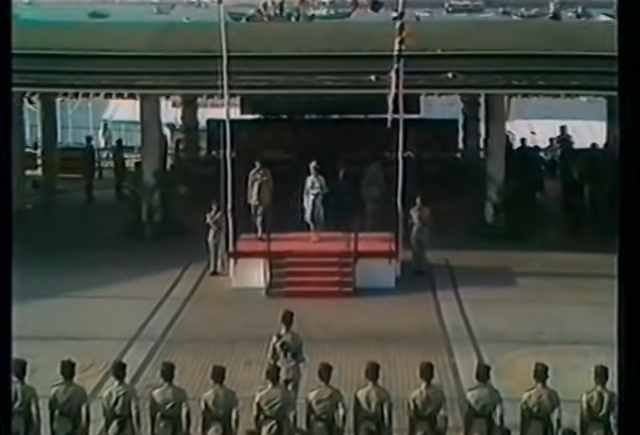 英女王在86年訪港時,在啟德機場降落後搭船到中環皇后碼頭上岸。