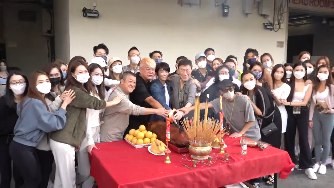 曾志偉率領眾人拜神。