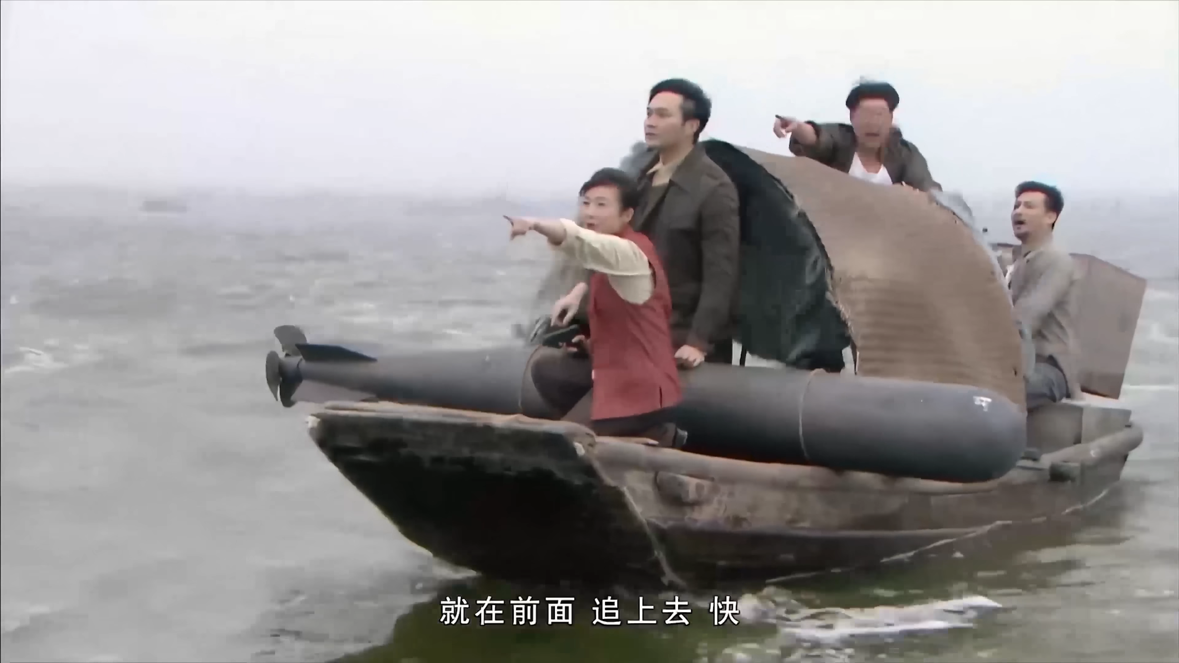 張智霖與女主角跳上漁船,並追住日軍戰船。