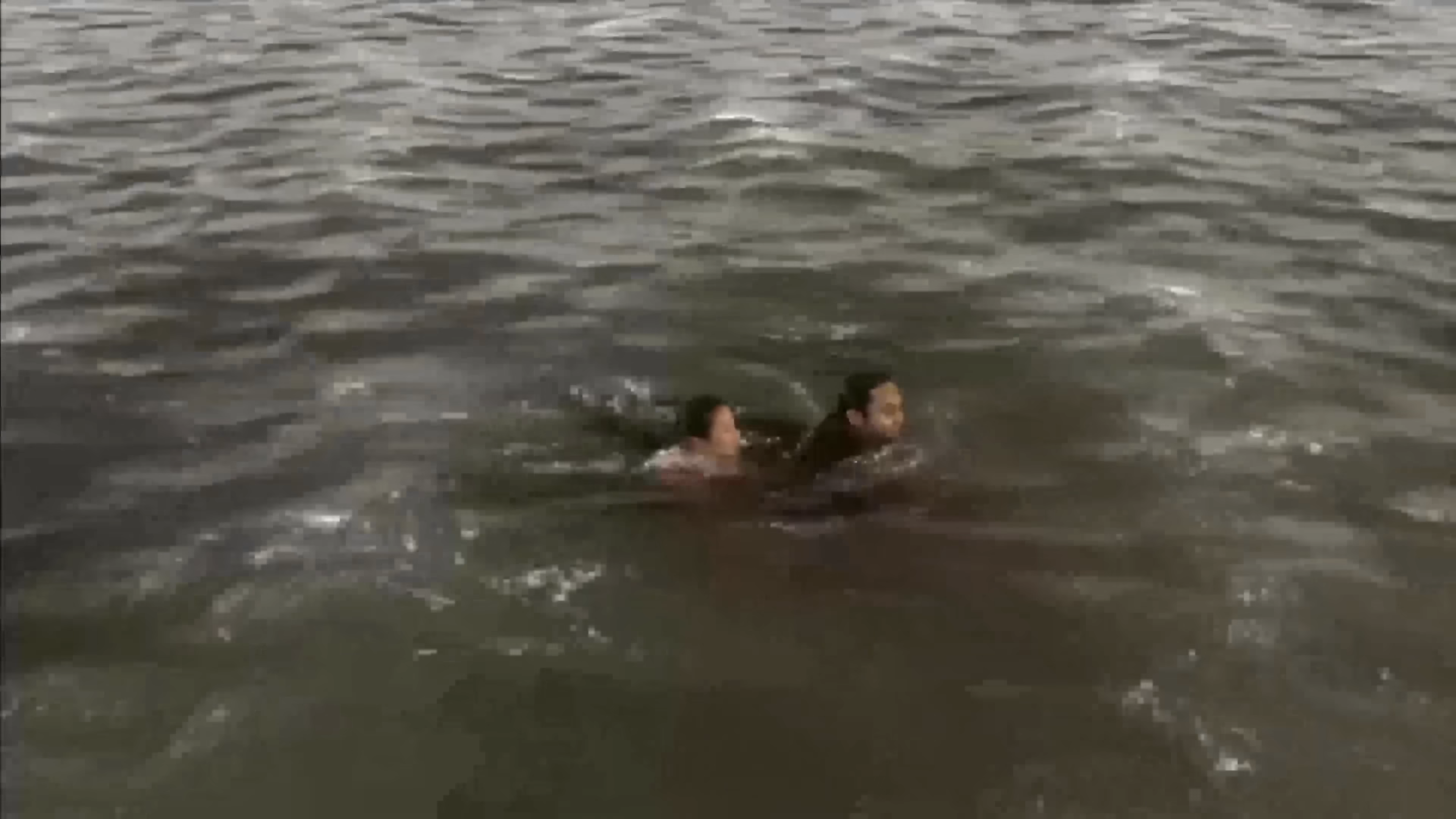 張智霖決定與女主角手抱魚雷游向日軍。