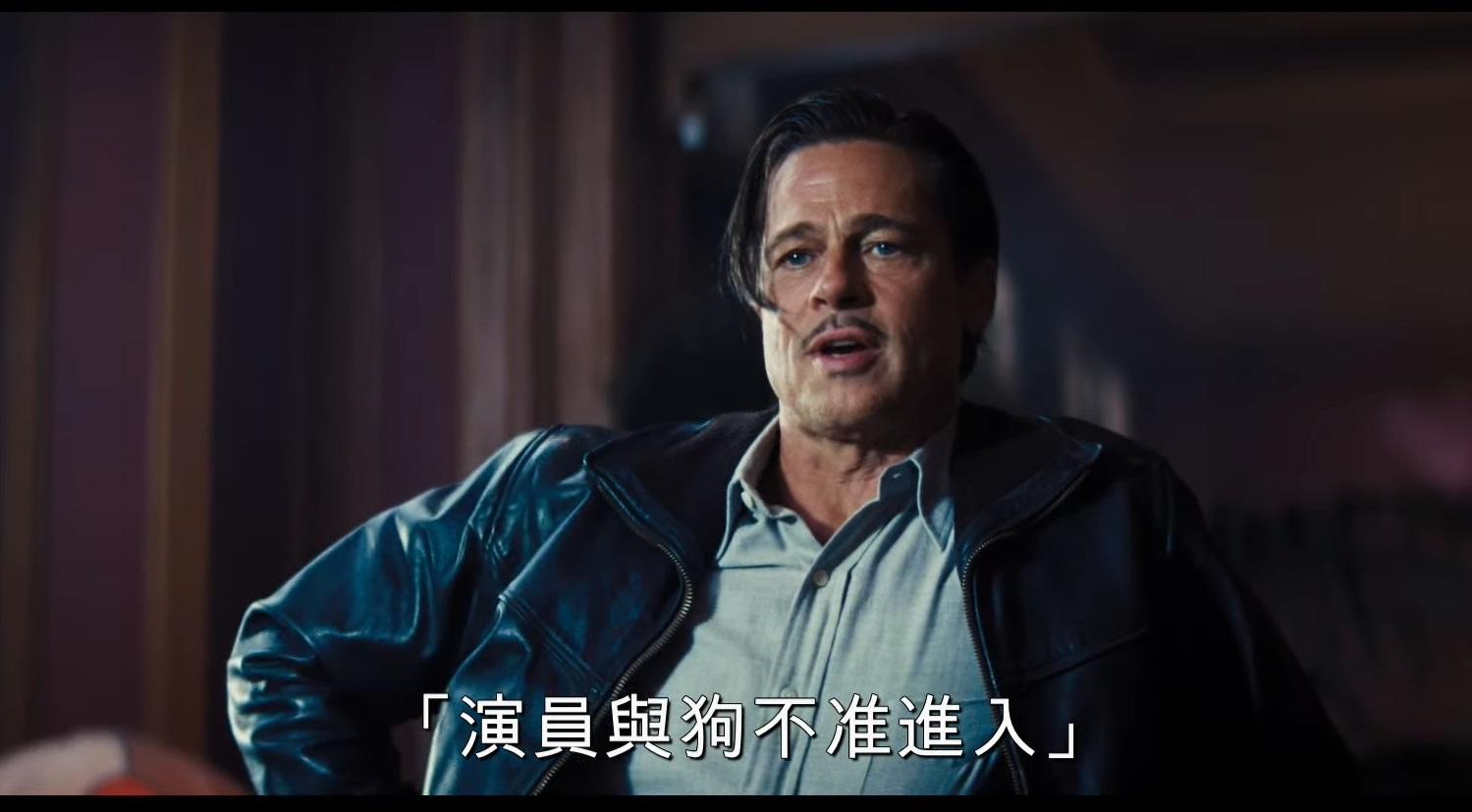 畢彼特角色非常寸嘴。(《巴比倫:星聲追夢荷里活》劇照)