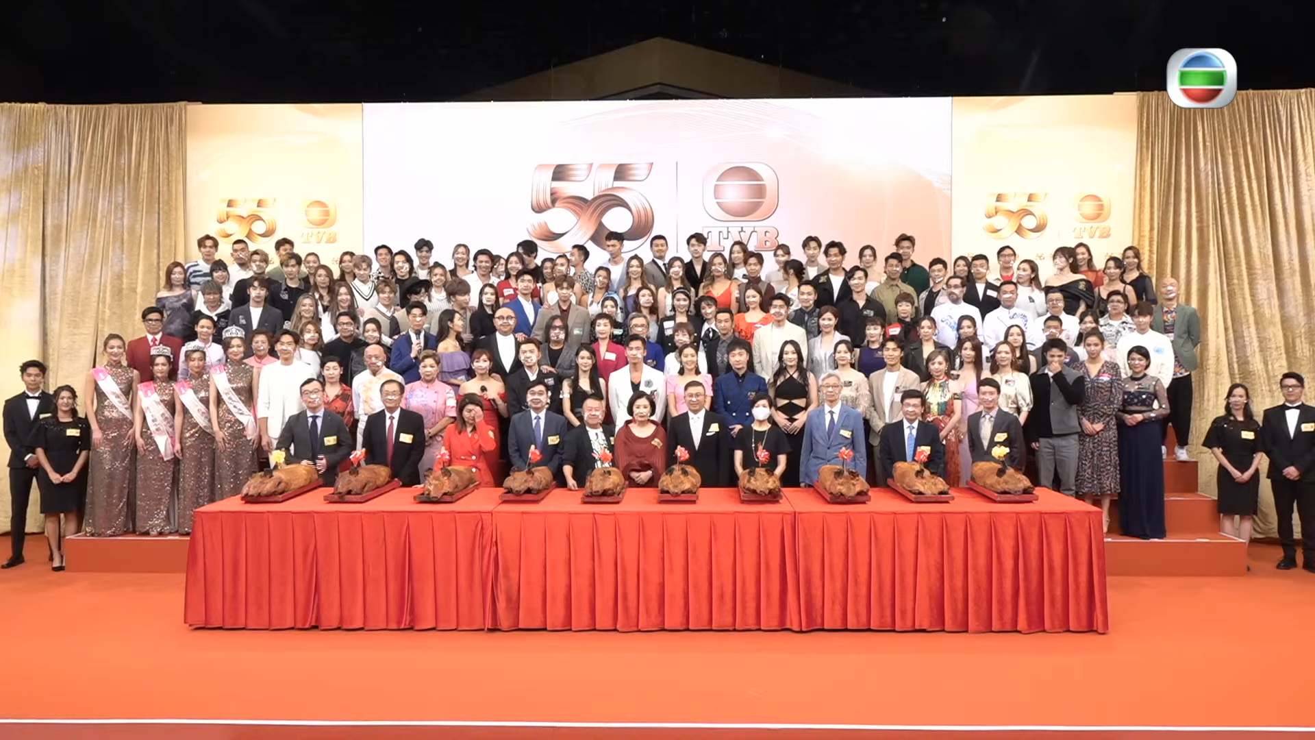 無綫全員大晒冷,並播出多部節目預告。