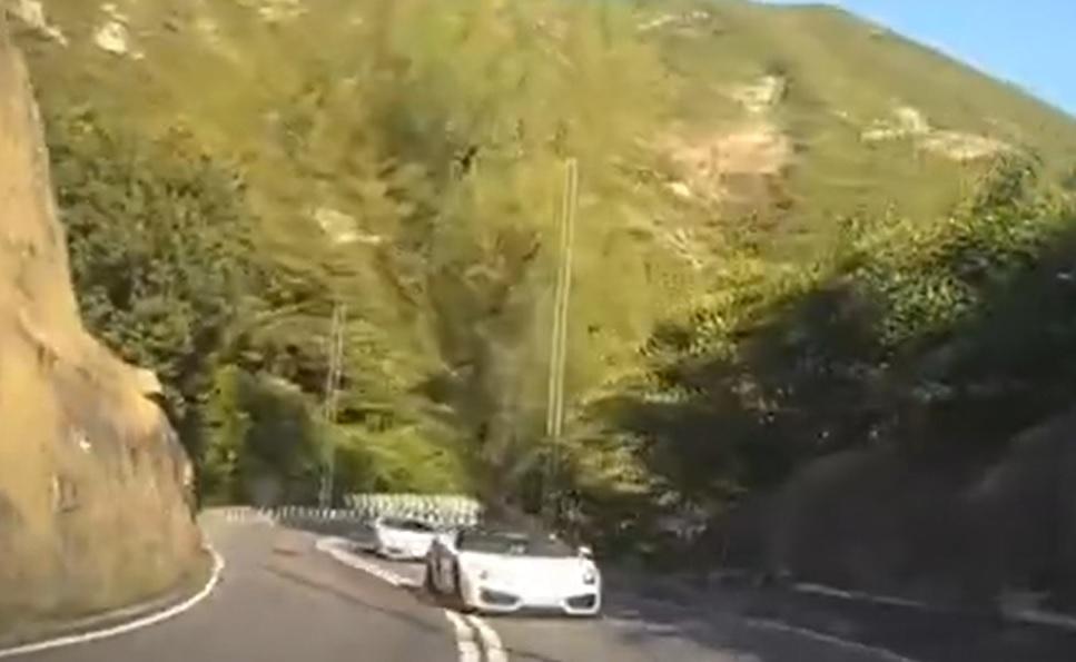 電單車和跑車石澳相撞,電單車女司機撞至飛起墮地昏迷。