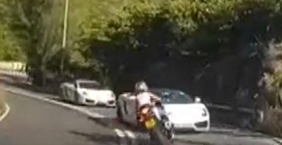 電單車和跑車石澳相撞,電單車女司機撞至飛起墮地昏迷。