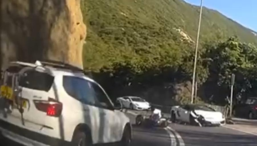 電單車和跑車石澳相撞,電單車女司機撞至飛起墮地昏迷。