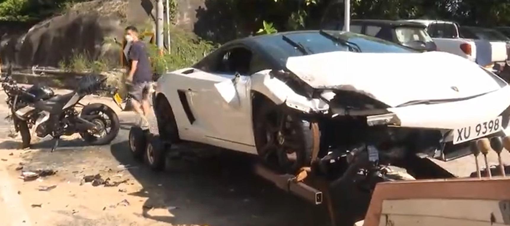 電單車和跑車石澳相撞,電單車女司機撞至飛起墮地昏迷。