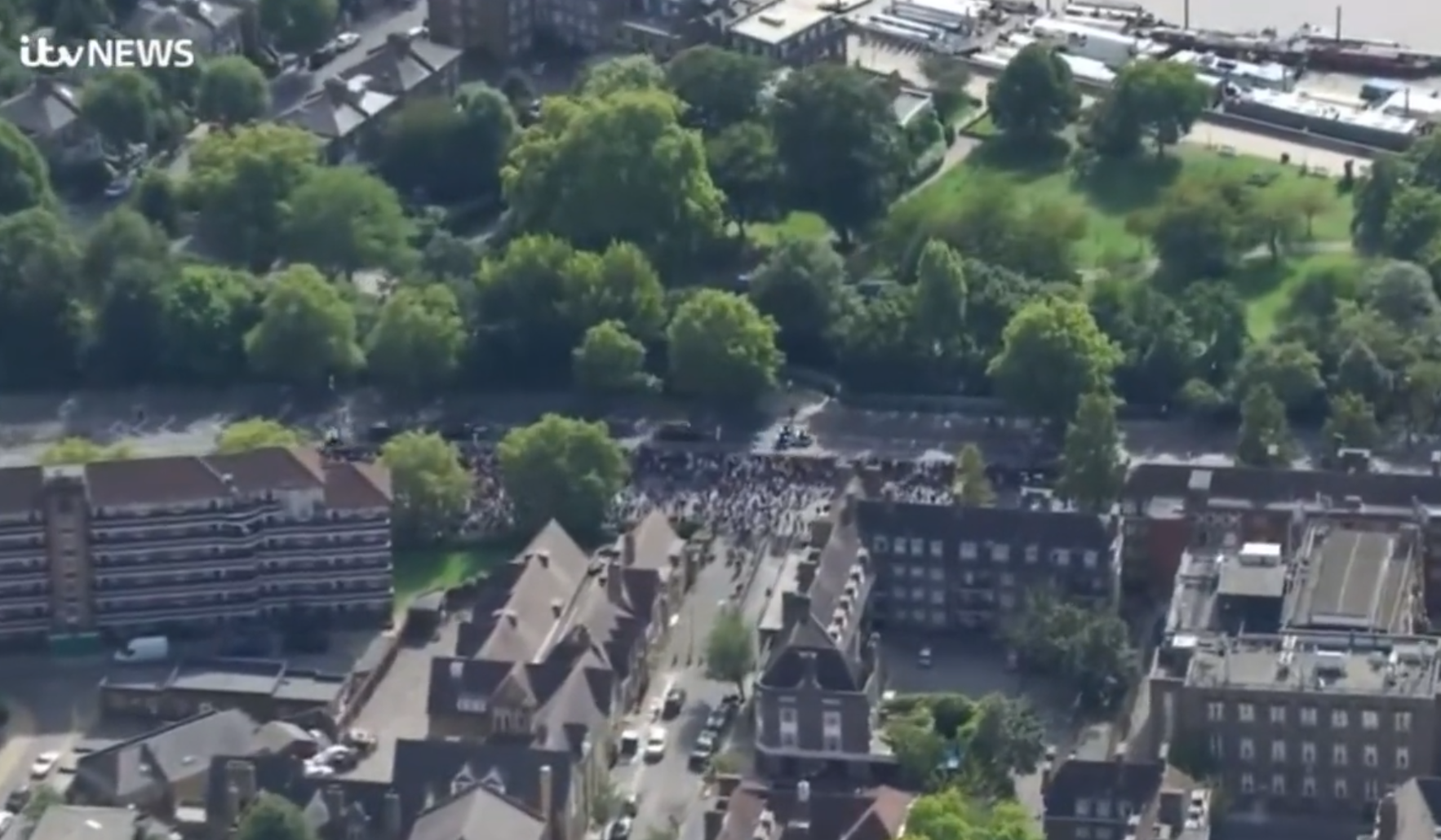 ITV當時正在直播女王靈柩移送情況。(互聯網)