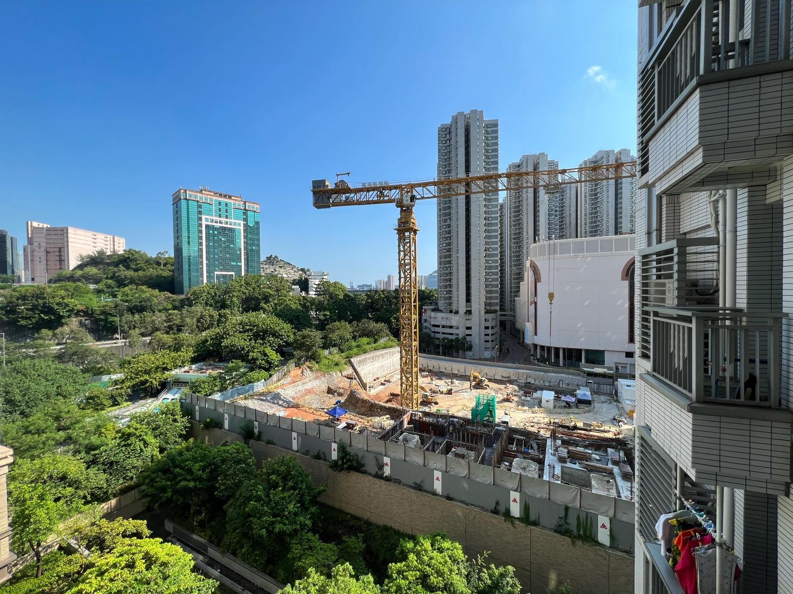 單位大廳和兩個睡房景觀大致相同,同樣望山景和遠樓景,而前方的地盤現正興建小學校舍,代理稱落成後對單位景觀影響不大。