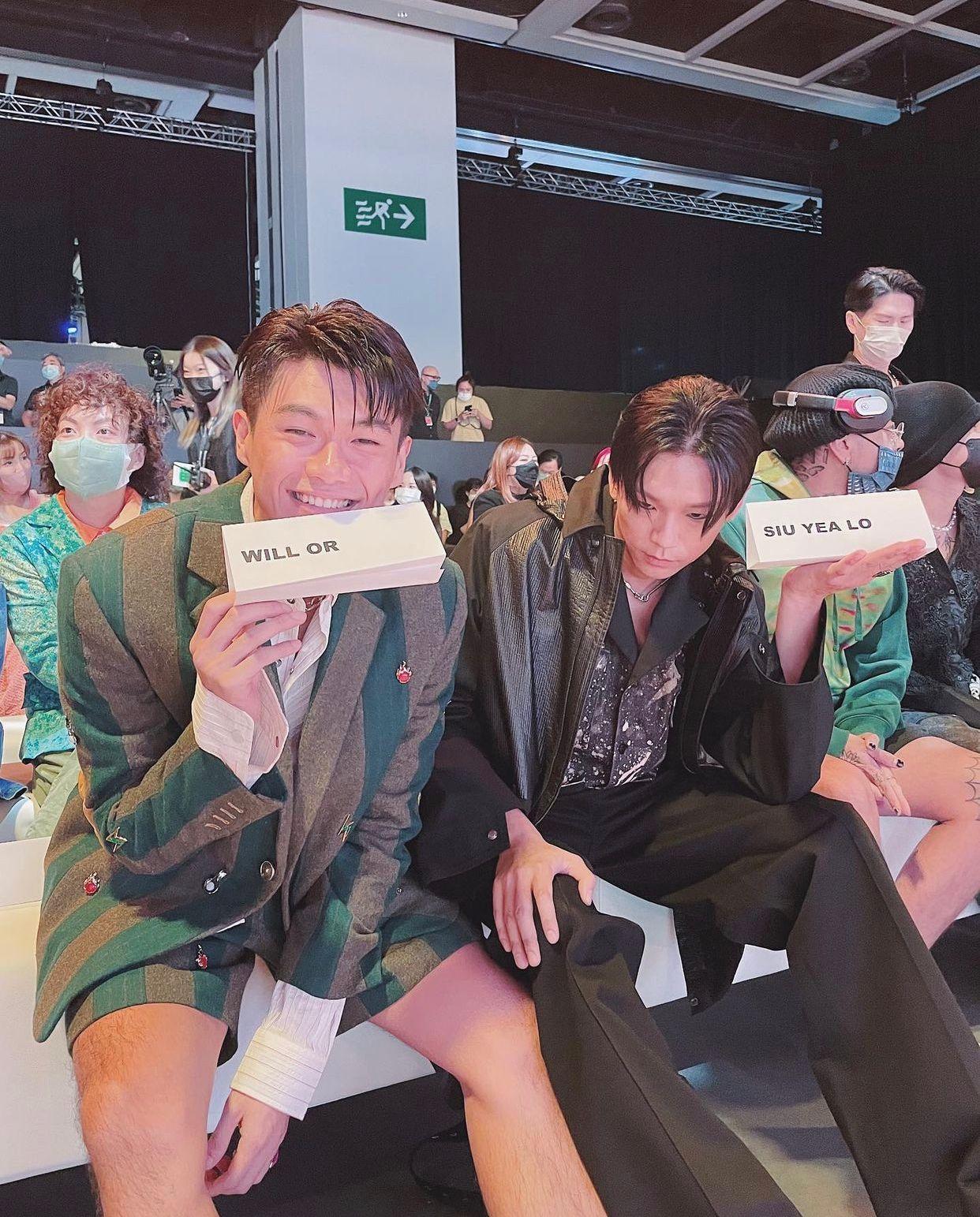 Will與同門男星盧鎮業齊齊睇騷。