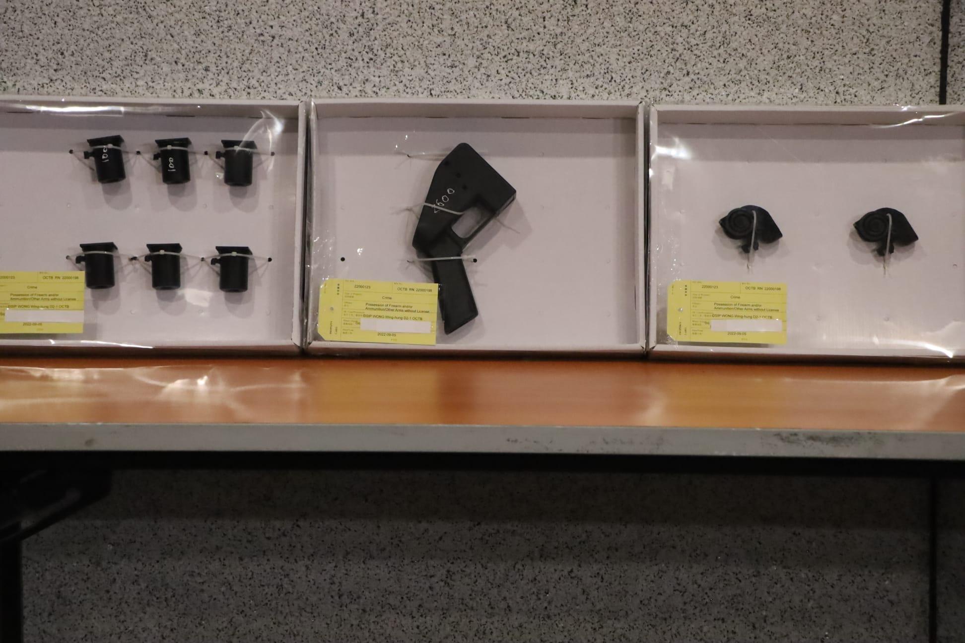 警方展示搜獲的3D打印手槍部件。(鍾式明攝)