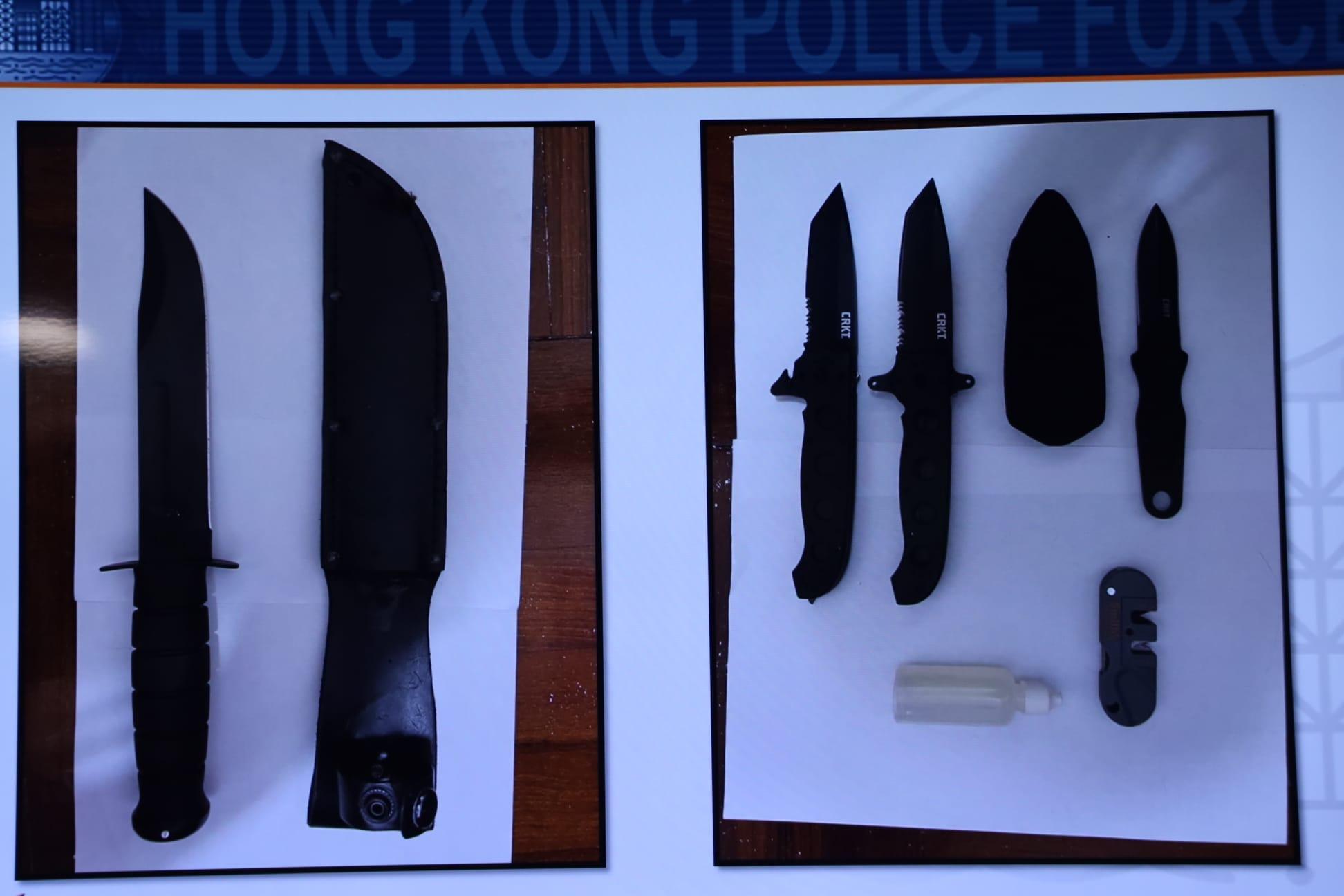 警方在被捕人家中搜出4把軍刀。(鍾式明攝)