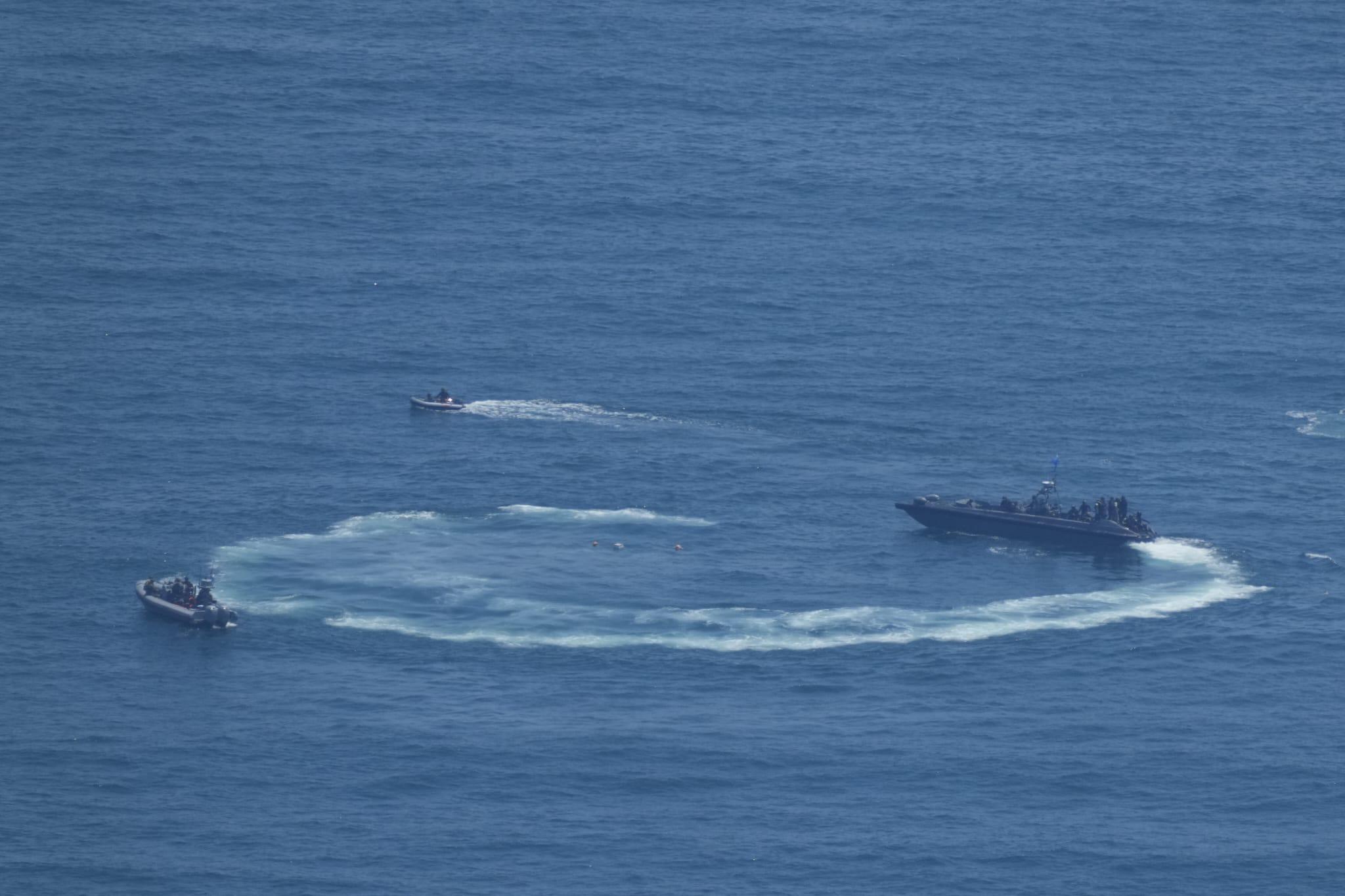 警方在鶴咀對開處理水雷。(陳奕釗攝)