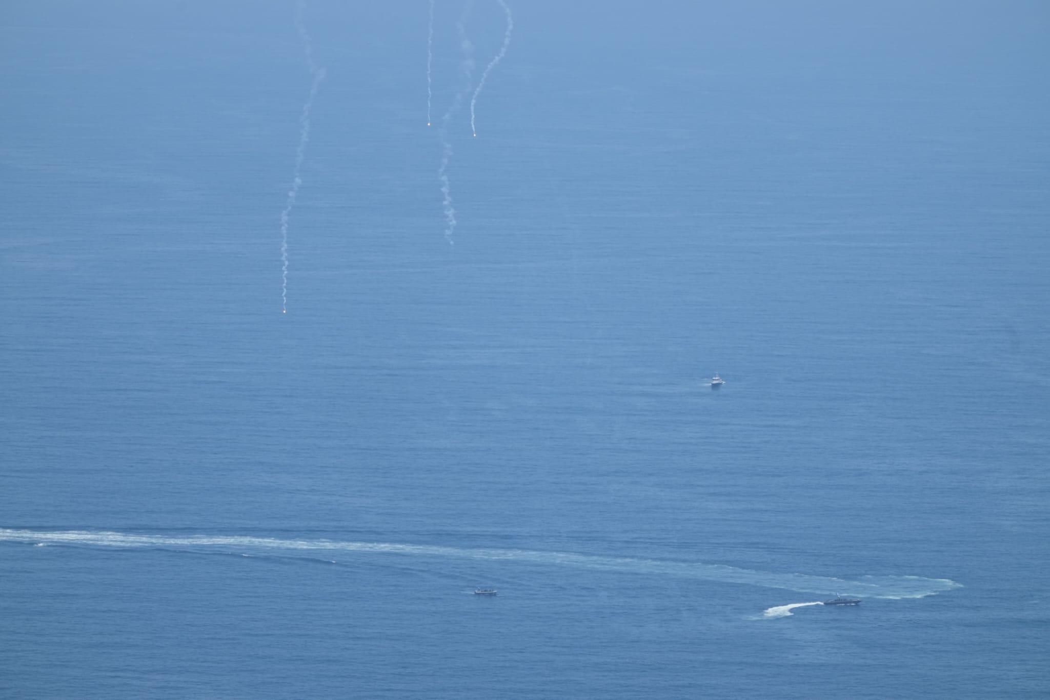 警方在鶴咀對開處理水雷。(陳奕釗攝)