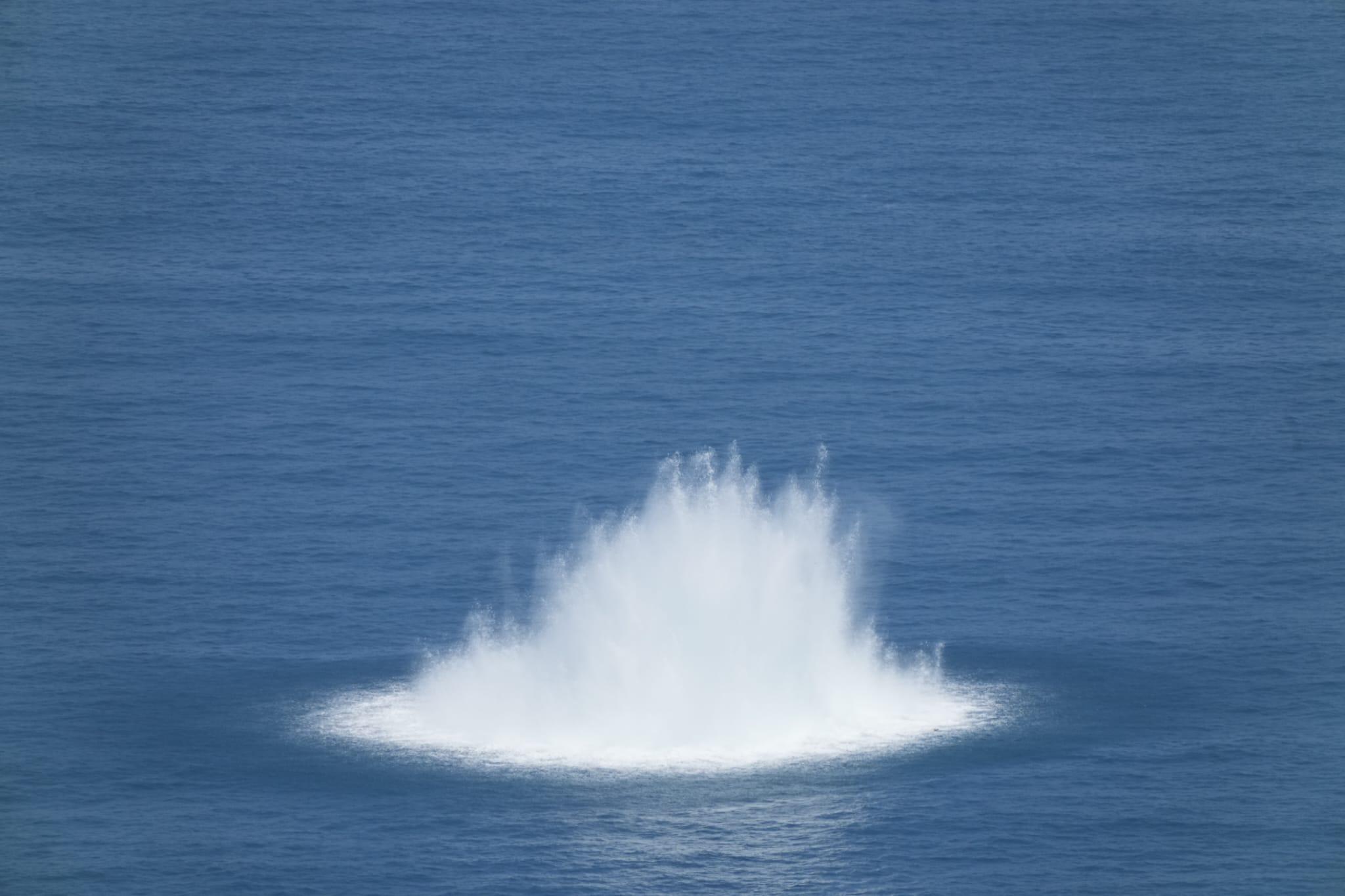 警方在鶴咀對開處理水雷。(陳奕釗攝)