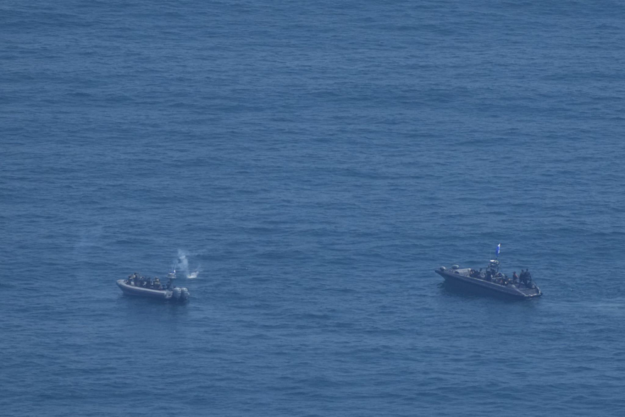 警方在鶴咀對開處理水雷。(陳奕釗攝)