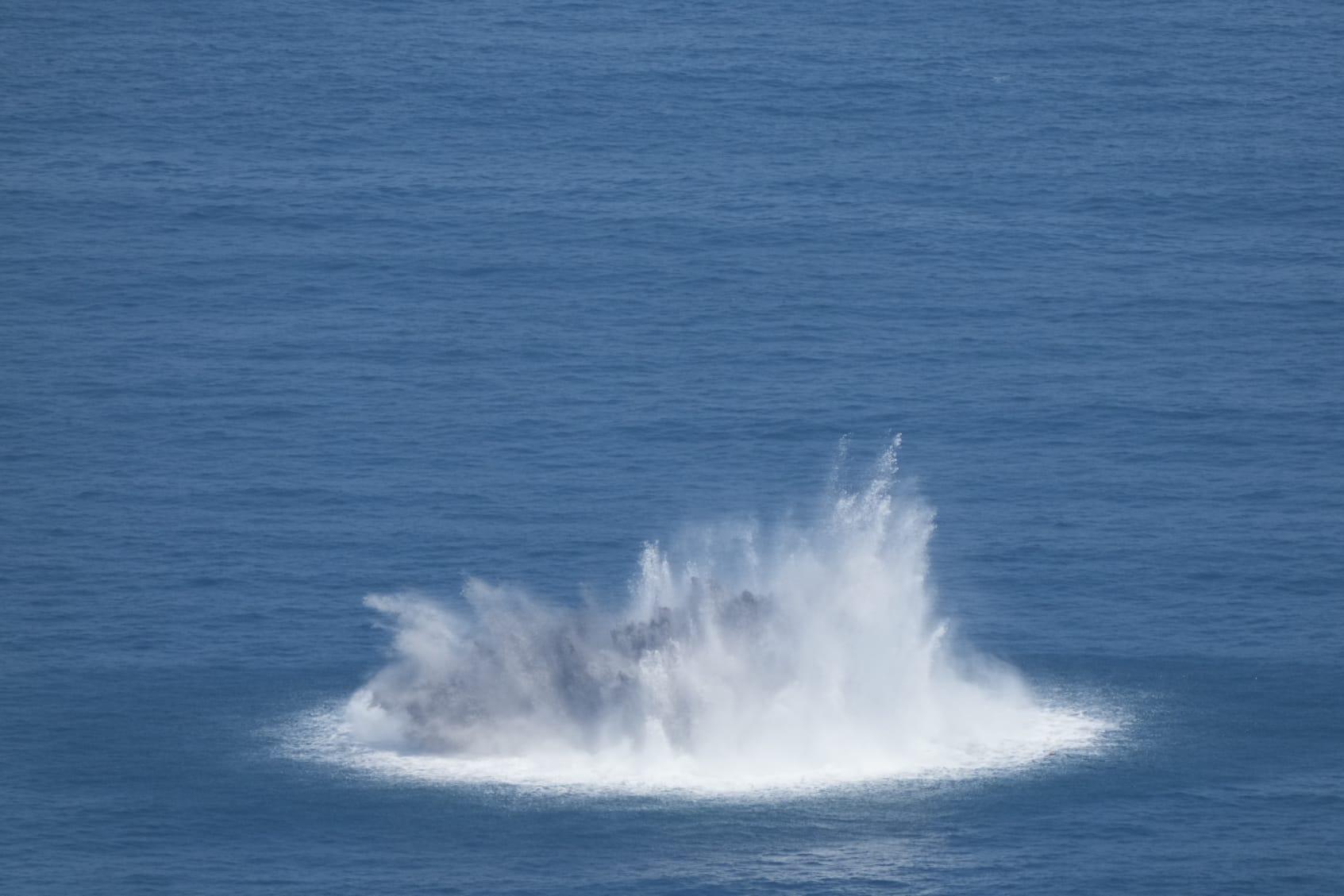 警方在鶴咀對開處理水雷。(陳奕釗攝)