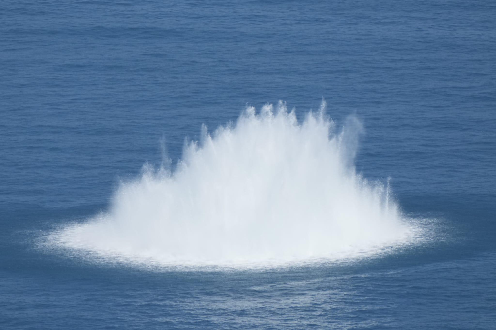 警方在鶴咀對開處理水雷。(陳奕釗攝)