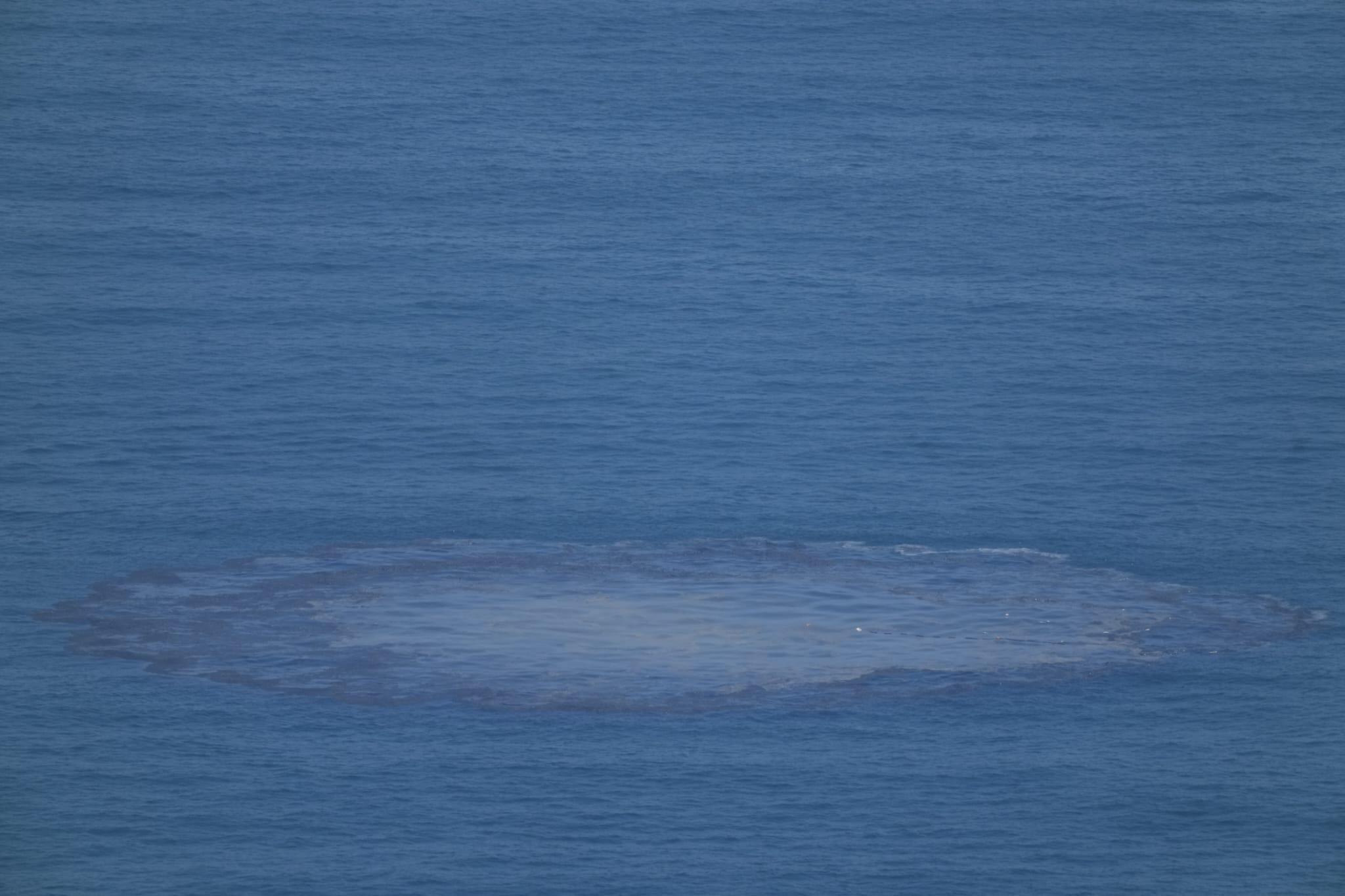 警方在鶴咀對開處理水雷。(陳奕釗攝)