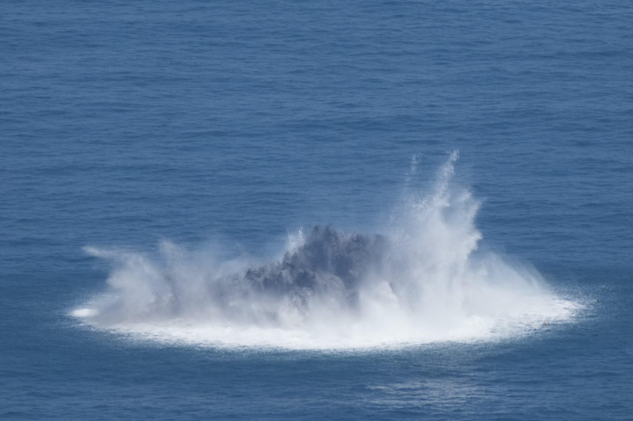 警方在鶴咀對開處理水雷。(陳奕釗攝)