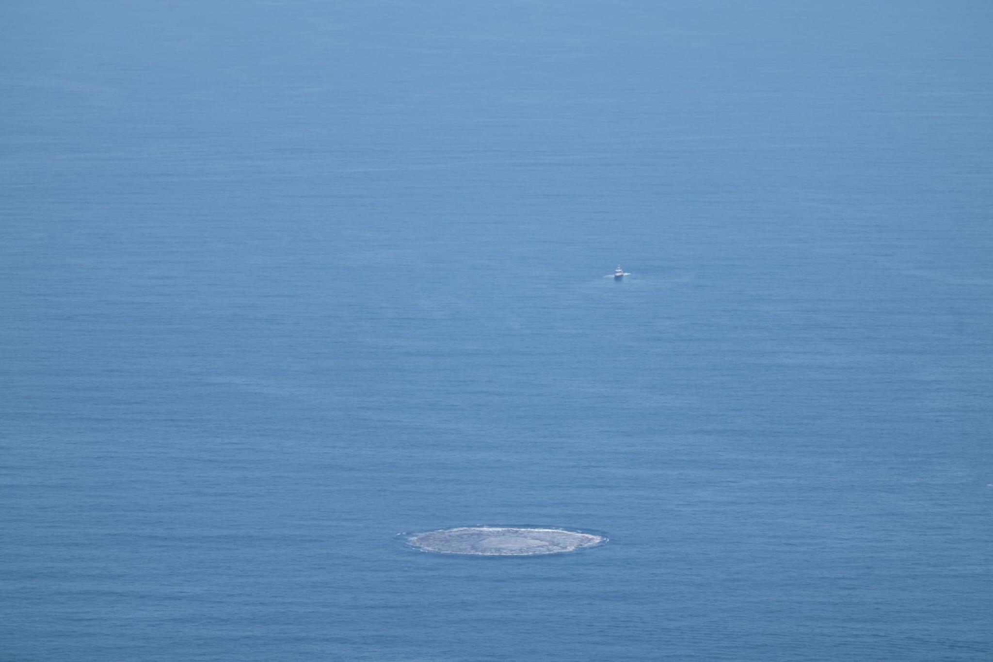 警方在鶴咀對開處理水雷。(陳奕釗攝)