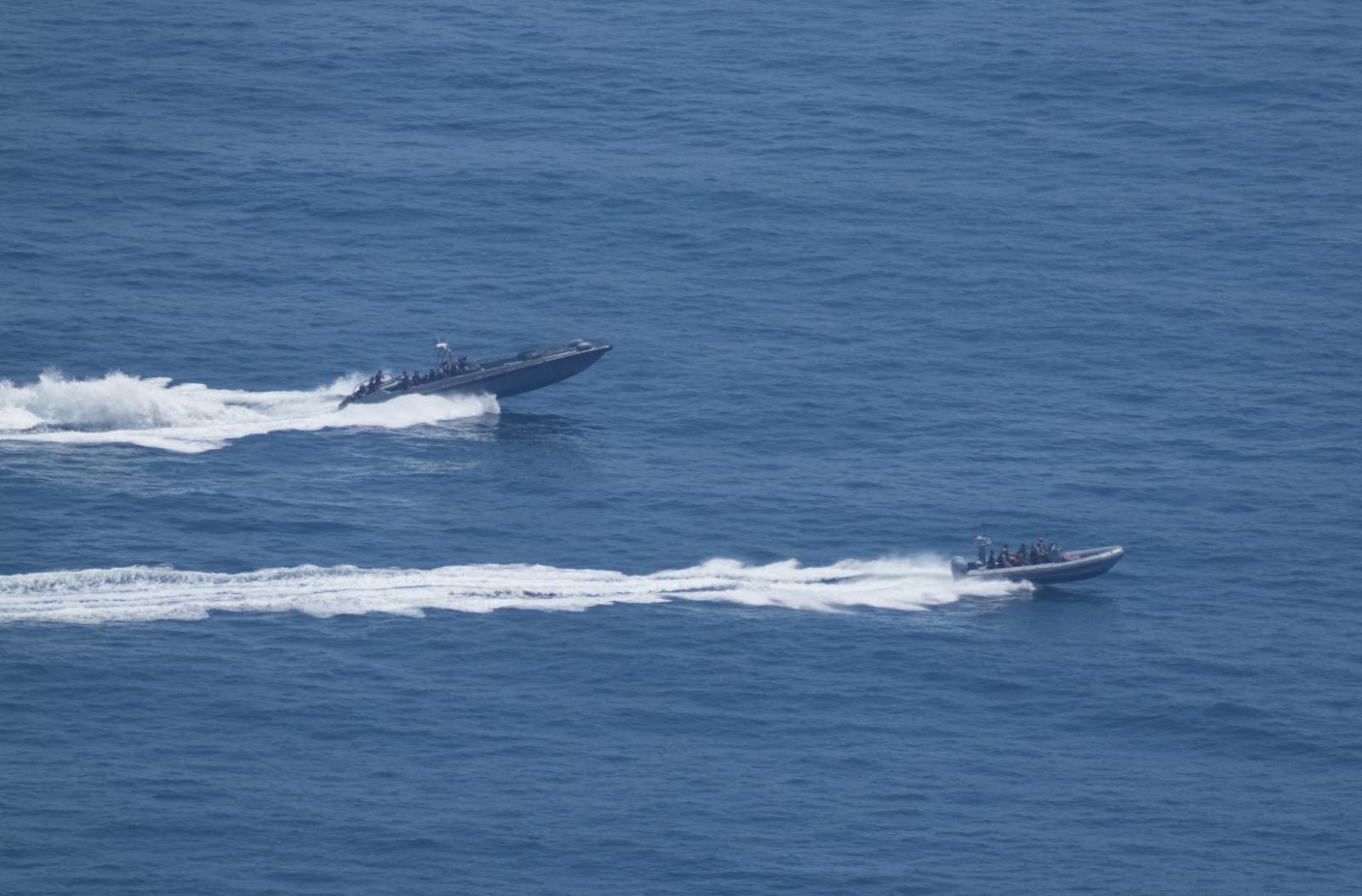 警方在鶴咀對開處理水雷。(陳奕釗攝)
