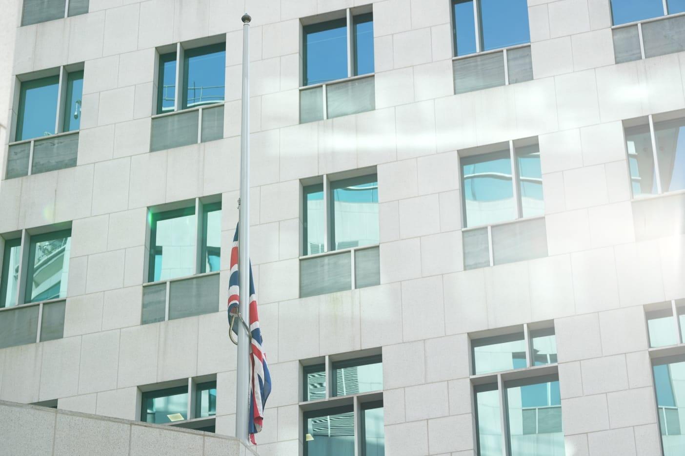 英女王逝世|英國駐港總領事館下半旗致哀 市民帶同花束到場